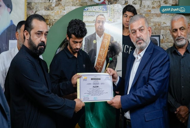 العتبة الكاظمية المقدسة تستذكر جهود متطوعيها الراحلين بزيارة عوائلهم وتقديم الراية المباركة