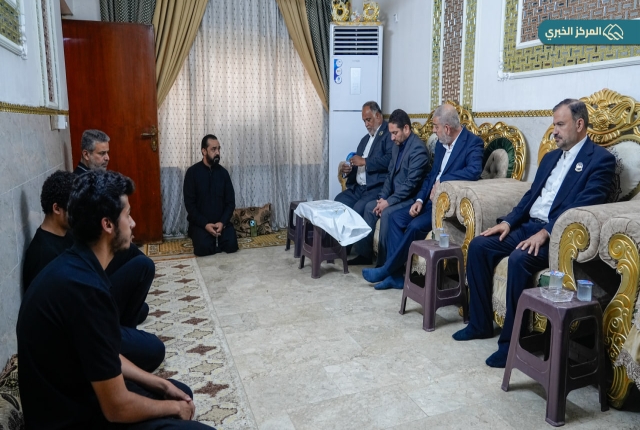 العتبة الكاظمية المقدسة تستذكر جهود متطوعيها الراحلين بزيارة عوائلهم وتقديم الراية المباركة
