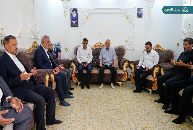 العتبة الكاظمية المقدسة تستذكر جهود متطوعيها الراحلين بزيارة عوائلهم وتقديم الراية المباركة