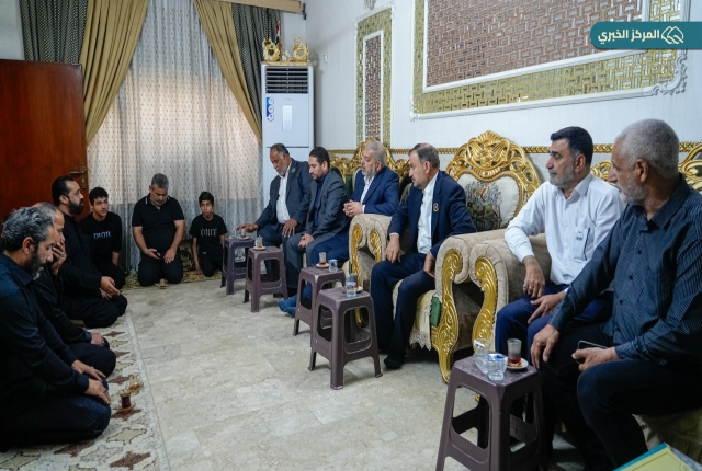 العتبة الكاظمية المقدسة تستذكر جهود متطوعيها الراحلين بزيارة عوائلهم وتقديم الراية المباركة