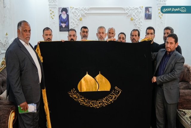 العتبة الكاظمية المقدسة تستذكر جهود متطوعيها الراحلين بزيارة عوائلهم وتقديم الراية المباركة