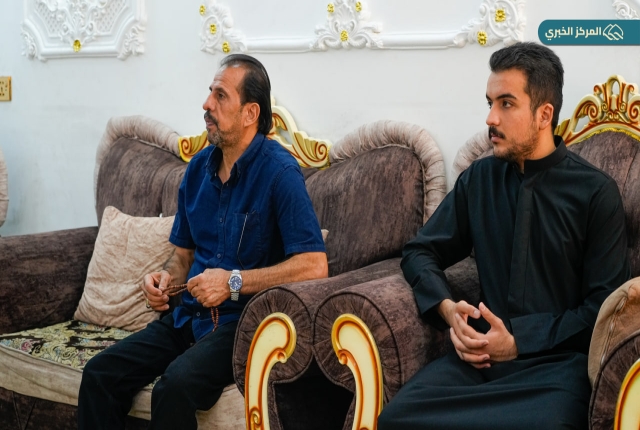العتبة الكاظمية المقدسة تستذكر جهود متطوعيها الراحلين بزيارة عوائلهم وتقديم الراية المباركة