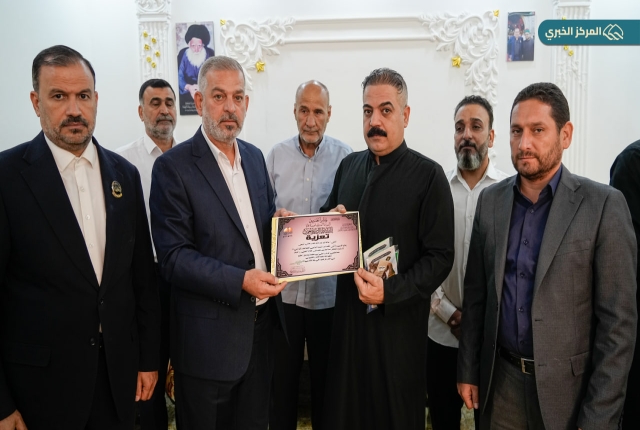 العتبة الكاظمية المقدسة تستذكر جهود متطوعيها الراحلين بزيارة عوائلهم وتقديم الراية المباركة