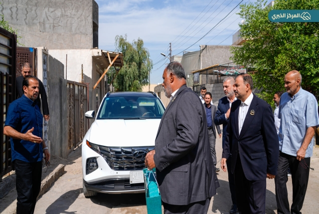 العتبة الكاظمية المقدسة تستذكر جهود متطوعيها الراحلين بزيارة عوائلهم وتقديم الراية المباركة