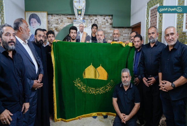 العتبة الكاظمية المقدسة تستذكر جهود متطوعيها الراحلين بزيارة عوائلهم وتقديم الراية المباركة