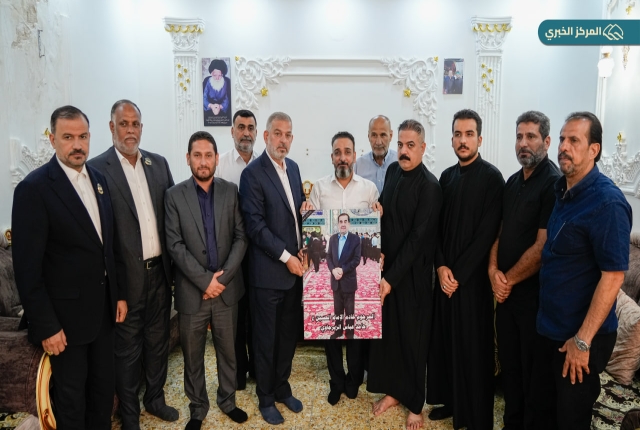 العتبة الكاظمية المقدسة تستذكر جهود متطوعيها الراحلين بزيارة عوائلهم وتقديم الراية المباركة