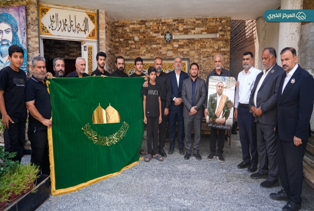 العتبة الكاظمية المقدسة تستذكر جهود متطوعيها الراحلين بزيارة عوائلهم وتقديم الراية المباركة