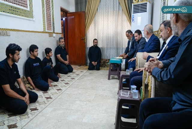العتبة الكاظمية المقدسة تستذكر جهود متطوعيها الراحلين بزيارة عوائلهم وتقديم الراية المباركة